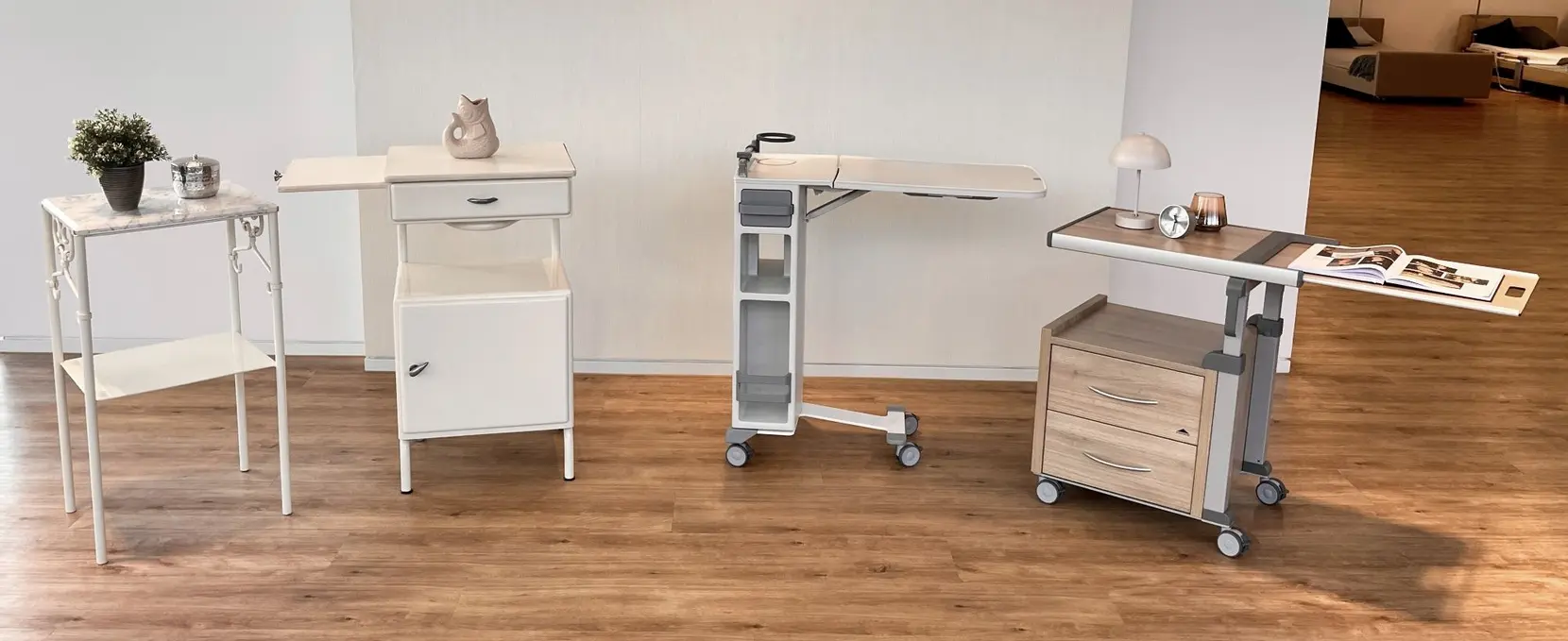 Wybór historycznych stolików nocnych Stiegelmeyer z różnych dekad, zestawionych obok siebie w celu przedstawienia rozwoju produktu.