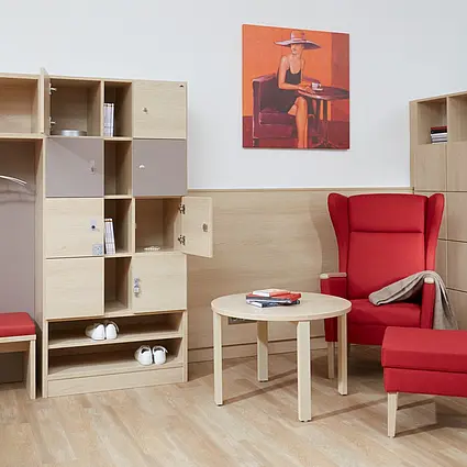 Reception area of a day centre with Stiegelmeyer furniture Modern reception area in a day centre with shelving, seating and furnishing solutions from Stiegelmeyer.
