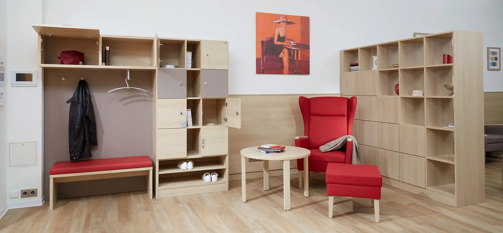 Reception area of a day centre with Stiegelmeyer furniture Modern reception area in a day centre with shelving, seating and furnishing solutions from Stiegelmeyer.