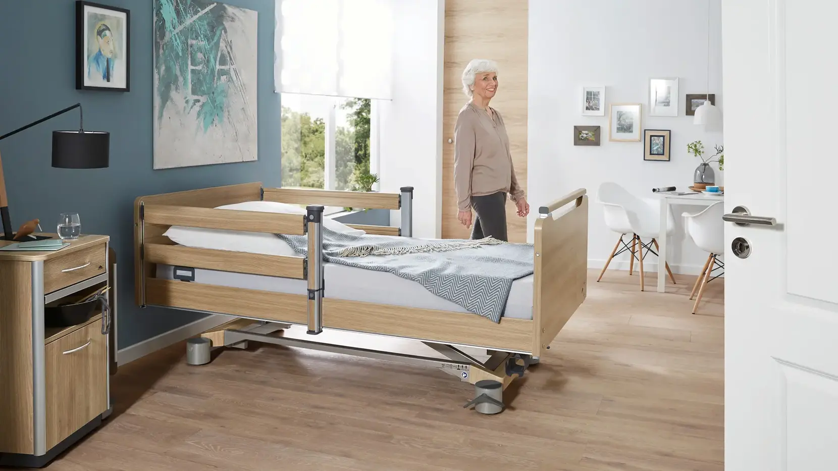 With its stable central support, the combinable safey sides provide additional support for the resident.