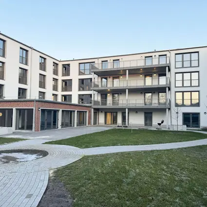 Moderne compassio Seniorenresidenz in Osterholz-Scharmbeck mit Balkonen, Terrasse und gepflegter Gartenanlage