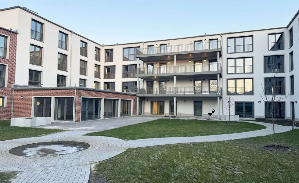 Moderne compassio Seniorenresidenz in Osterholz-Scharmbeck mit Balkonen, Terrasse und gepflegter Gartenanlage