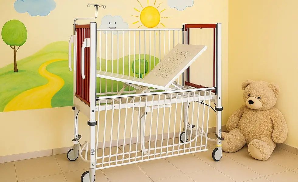 En un boceto generado con IA, la cama infantil con cabecero y piecero rojos se encuentra delante de una pared amarilla con un motivo paisajístico pintado. En el suelo, junto a la cama, hay un gran oso de peluche.