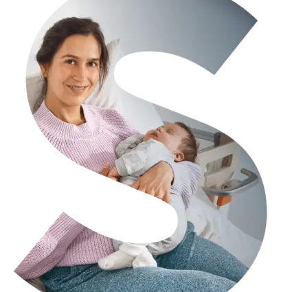 Mutter sitzt mit ihrem Neugeborenen im Krankenhausbett; das Bild ist in die Form eines Buchstabens „S“ integriert und steht für Lösungen der Stiegelmeyer-Gruppe für die Geburtshilfe.