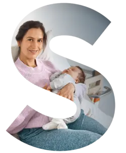 Mutter sitzt mit ihrem Neugeborenen im Krankenhausbett; das Bild ist in die Form eines Buchstabens „S“ integriert und steht für Lösungen der Stiegelmeyer-Gruppe für die Geburtshilfe.