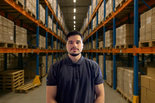 Auszubildende zur Fachkraft für Lagerlogistik bei Stiegelmeyer in moderner Lagerumgebung.