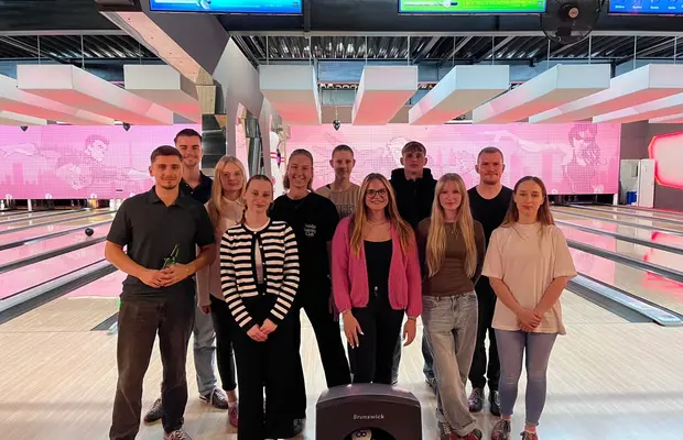 Gruppenbild der Stiegelmeyer Auszubildenden auf der Bowlingbahn