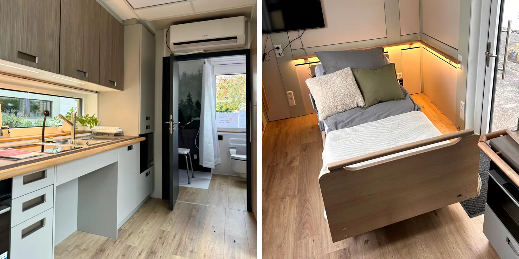 Innenansicht des TinyCareHome mit integrierter Küchenzeile, Badzugang und einem modernen Pflegebett von Stiegelmeyer im Wohnbereich. Das Bett steht auf warmem Holzfußboden und ist mit Kissen sowie indirekter Beleuchtung wohnlich gestaltet.