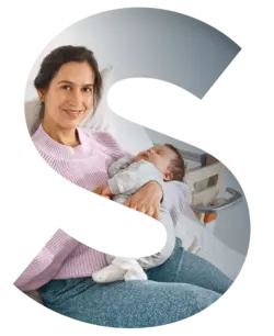 Una madre sentada con su recién nacido en una cama de hospital; la imagen está integrada en la forma de una letra "S" y representa las soluciones del Grupo Stiegelmeyer para obstetricia.