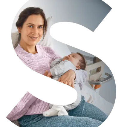 Una madre sentada con su recién nacido en una cama de hospital; la imagen está integrada en la forma de una letra "S" y representa las soluciones del Grupo Stiegelmeyer para obstetricia.