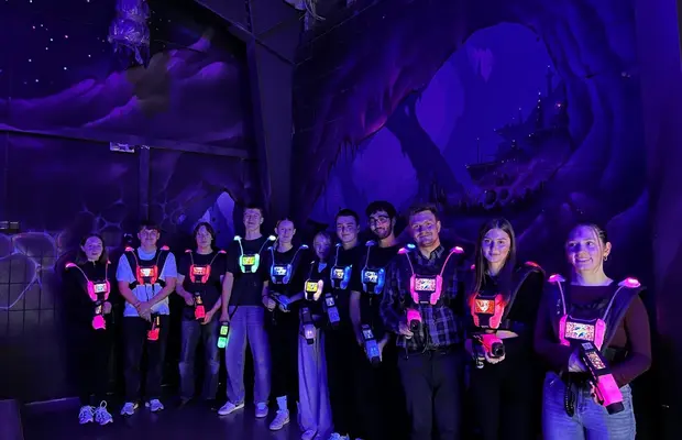 Gruppenbild der Stiegelmeyer Auszubildenden beim Lasertag