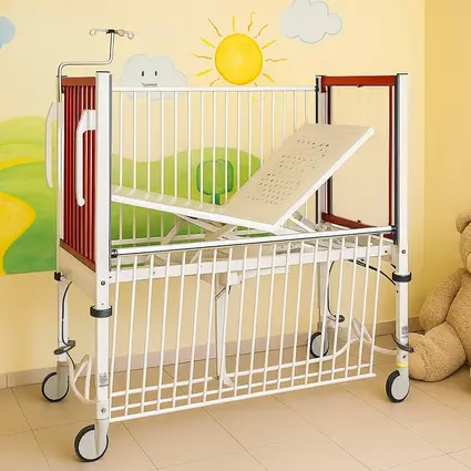 In a sketch generated with AI, the children's bed with red head and footboards stands in front of a yellow wall with a painted landscape motif. A large teddy bear sits on the floor next to the bed.