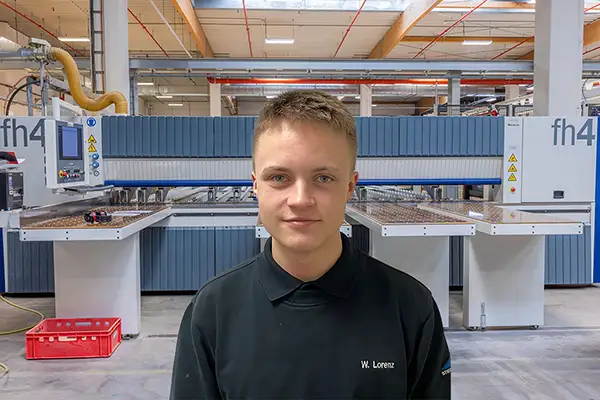 Formación en fabricación de muebles, ebanistería en Stiegelmeyer con procesamiento de la madera y moderna tecnología de producción CNC.